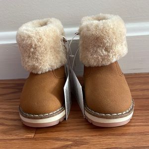 reposhing because my baby is to young for them  , they are absolutely gorgeous